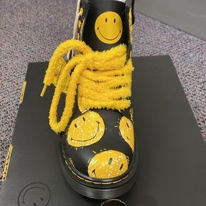 Doc Martens Smiley boots